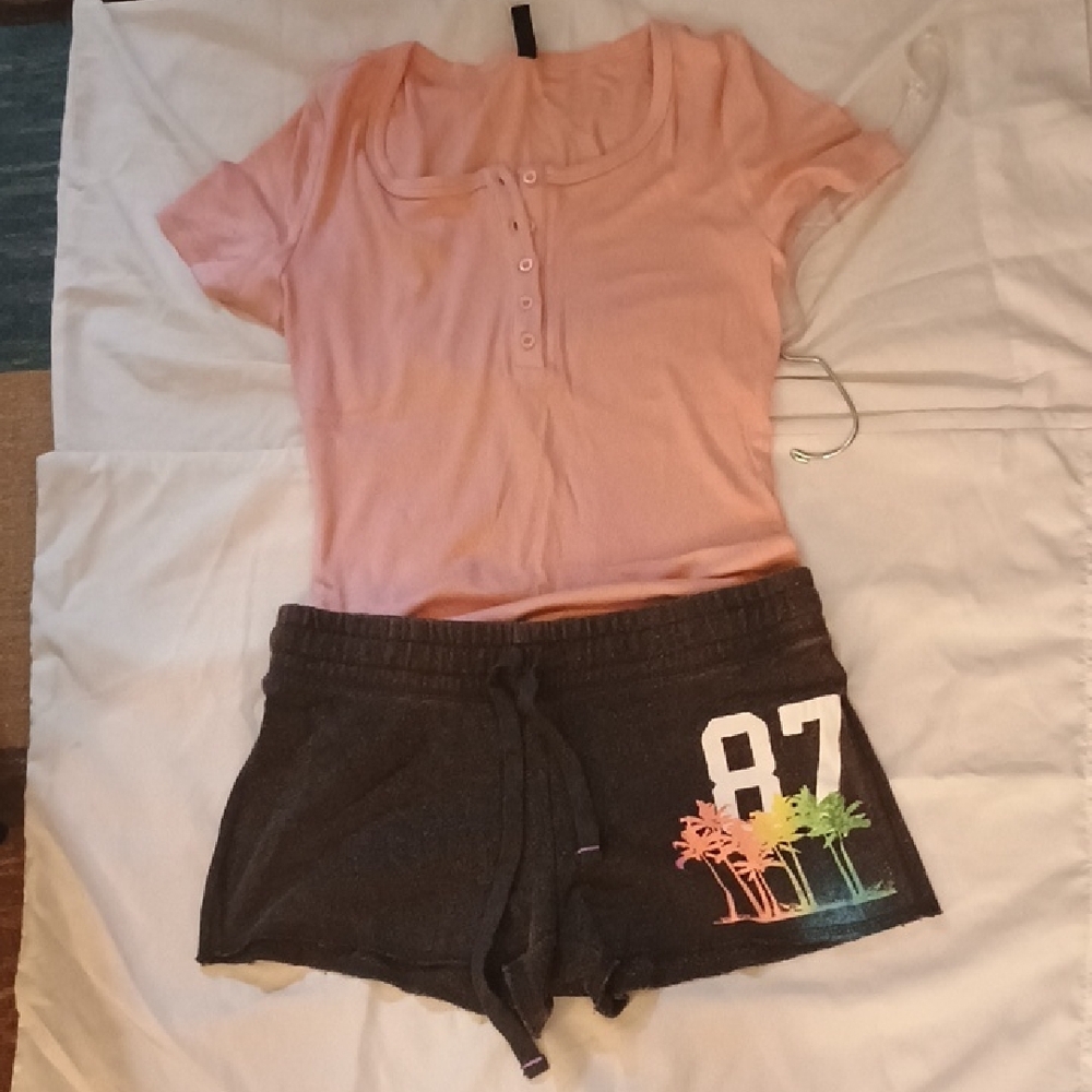 Black Athletic Shorts with Elastic Waistband and Form-Fitting Design